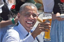 Ông Obama vui vẻ thưởng thức bia, xúc xích Đức
